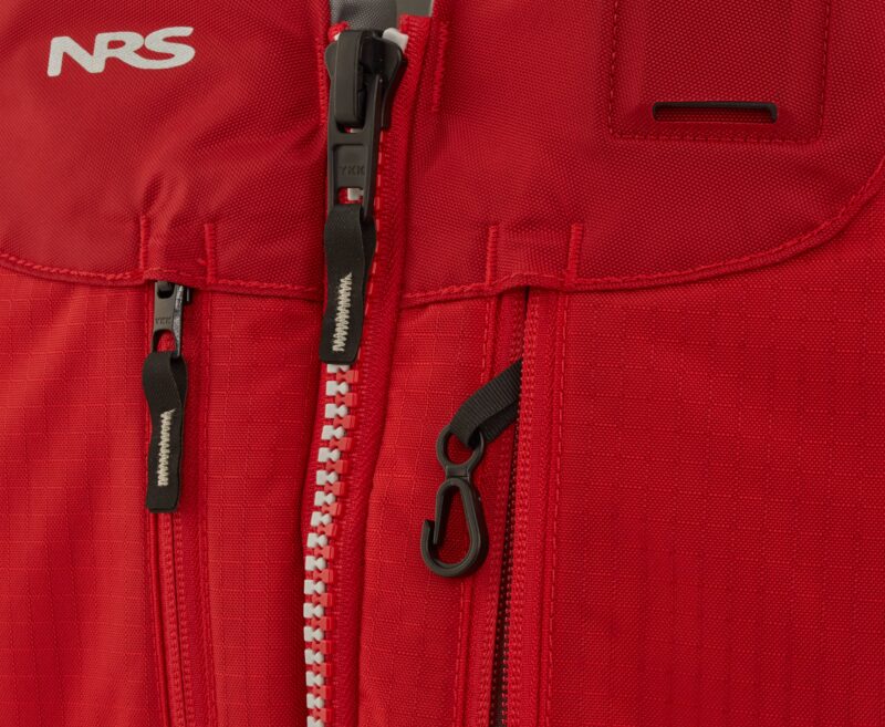 NRS Clearwater Schwimmweste Detailansicht Reissverschluss und Taschen